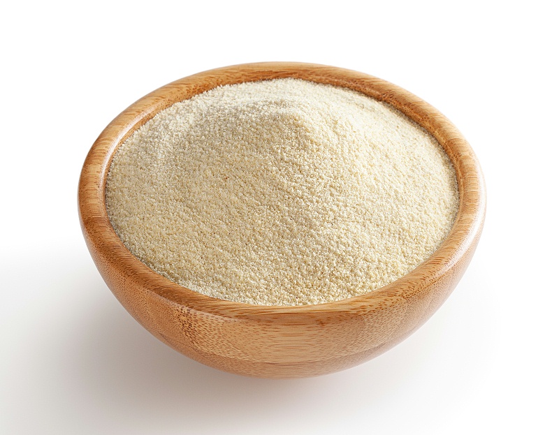 花瓣素材_木碗里的小麦粉，在白色的背景下，用剪线剪开_133535361